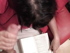 Занятая немецкая девка сосет член парня и параллельно читает книгу