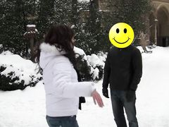 В заснеженном зимнем парке пикапер смог уговорить шлюшку взять член в рот