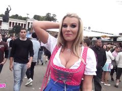 Публичный уличный секс на Октоберфесте с двумя немками