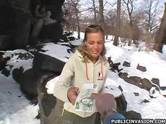 Блондинка из Праги согласилась на секс зимой на улице за деньги