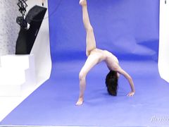 Опытная русская гимнастка показала мастер-класс на фотосессии