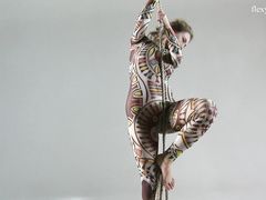 Талантливая русская гимнастка раздевается догола во время шоу