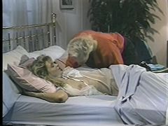 Перевозбужденные муж и жена занимаются сексом в спальне