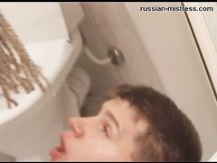 Извращенная телочка Даша ссыт в рот покорному парню в туалете