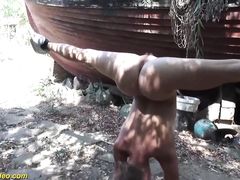 Голая гимнастка показывает обнаженку на улице