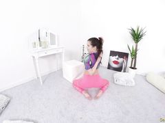 Распущенная молодая гимнастка мастурбирует в спальне