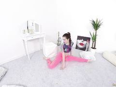 Распущенная молодая гимнастка мастурбирует в спальне