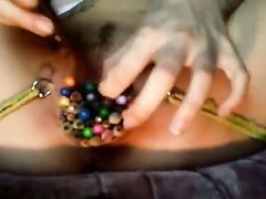 Брюнетка в белых чулках пихает разные предметы в большую пизду