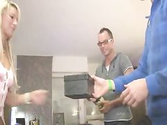 Во время секса втроем шмара в чулках тащится от вагинального фистинга