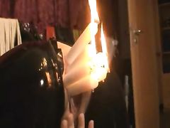 Ненормальная девушка в латексе засунула зажженные свечи себе в пизду