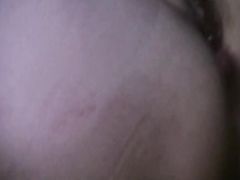 Удовлетворенный парень после секса засунул руку в пизду с пирсингом