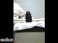 Милашка села огромной пиздой на толстый большой дилдо