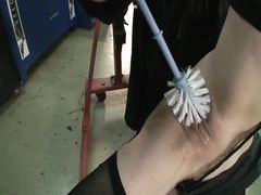 Бритый БДСМщик прочистил растянутую пизду девки ершиком
