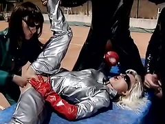 Фистинг двумя руками для блонды во время группового траха