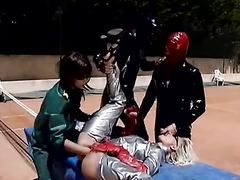 Фистинг двумя руками для блонды во время группового траха