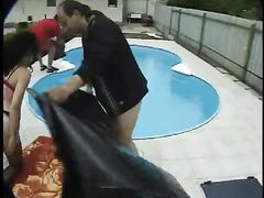 Жесткий фистинг шлюхи у бассейна от двух зрелых мужиков