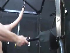 Парочка БДСМ извращенцев в масках увлеклись вагинальным фистингом