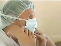 Медсестра обоссала голую пациентку во время анального фистинга
