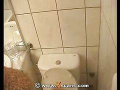 Темноволосая телочка писает крупным планом в туалете