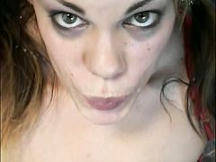 Изощренный чувак ссыт в рот девке и заставляет ее пить мочу