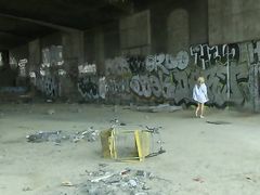 Любопытная блондинка спустилась под мост и пописала на землю