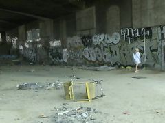 Любопытная блондинка спустилась под мост и пописала на землю