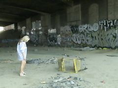 Любопытная блондинка спустилась под мост и пописала на землю