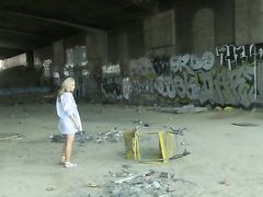 Любопытная блондинка спустилась под мост и пописала на землю