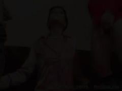 Мокрая девушка в одежде ловит кайф от золотого дождя мужиков