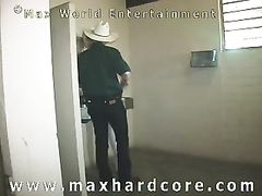 Старый кобель Макс обоссал девку во время жесткого секса в туалете