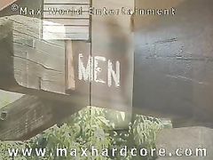 Старый кобель Макс обоссал девку во время жесткого секса в туалете