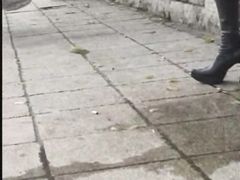 Пышногрудые красивые девки ссут и разгуливают голыми на улице