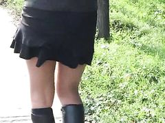 Откровенные сексуальные девушки ссут при людях на улицах города