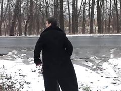 Грудастая извращенка без проблем писает на улице зимой