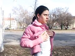 Вызывающая писающая девушка показала письку и сиськи на публике