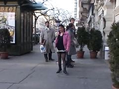 Вызывающая писающая девушка показала письку и сиськи на публике