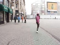 Вызывающая писающая девушка показала письку и сиськи на публике