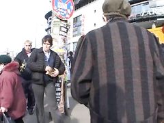 Вызывающая писающая девушка показала письку и сиськи на публике