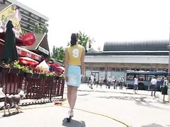 Красивые девушки писают в разных людных местах города