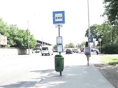 Красивые девушки писают в разных людных местах города