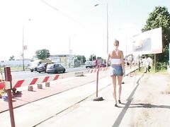 Красивые девушки писают в разных людных местах города