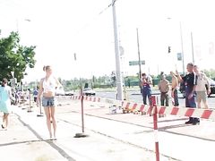 Красивые девушки писают в разных людных местах города