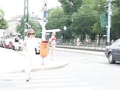 Сногсшибательные телочки снимают трусики и писают на улице при людях