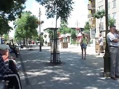Сногсшибательные телочки снимают трусики и писают на улице при людях