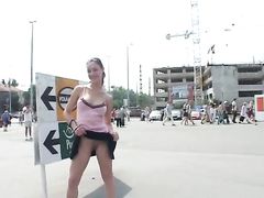 Распутные любительницы экстрима ссут на улице при людях