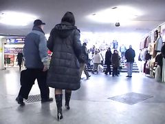 Раскрепощенная телка с красивым телом писает на улице при людях