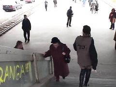 Ссущие девушки на улице получают от этого фетиша удовольствие