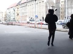 Ссущие девушки на улице получают от этого фетиша удовольствие