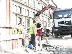 Голые девушки на улице писают в общественных местах на публике