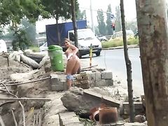 Горячие фетишистки раздеваются на улице и ссут в публичных местах